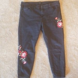 Cropped Black Floral Embroidered Jeans